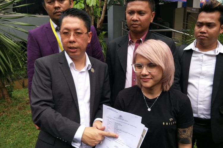 Evelyn Nada Anjani didampingi kuasa hukumnya Henry Indraguna di Polda Metro Jaya, Semanggi, Jakarta Selatan, Rabu (13/11/2019).