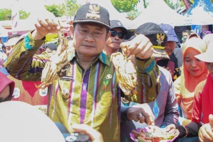 Bupati Yuhronur Efendi membagikan rajungan dalam Festival Gandrung Rajungan di pelataran WBL Paciran Lamongan, Selasa (13/9/2022).