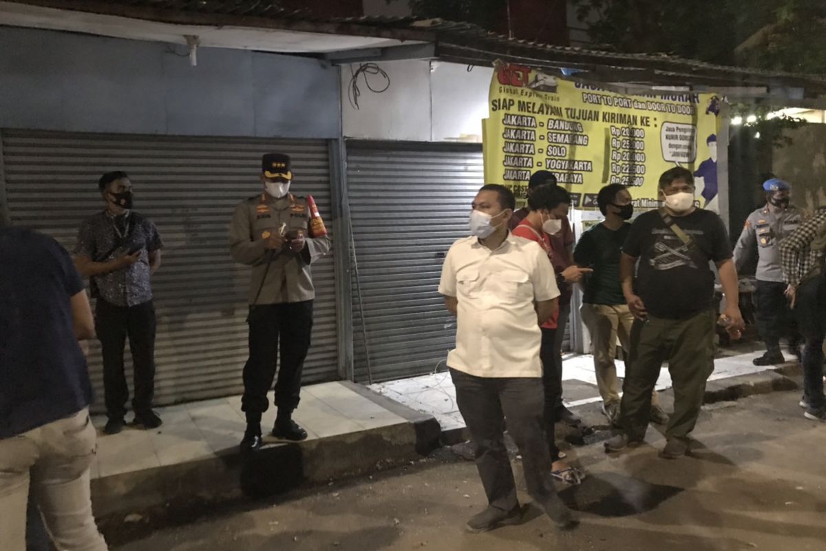 Kapolres Metro Jakarta Selatan, Kombes Pol Azis Andriansyah beserta jajaran Polres Metro Jakarta Selatan dan Polsek Tebet berkoordinasi menangani tawuran di kawasan Manggarai, Tebet, Jakarta Selatan pada Senin (18/1/2021) malam.