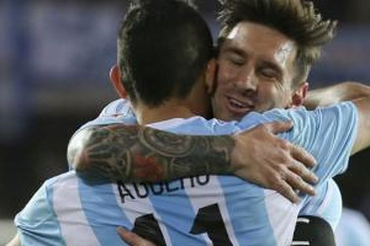 Sergio Aguero dan Lionel Messi menyelamatkan Argentina saat bermain imbang 2-2 melawan Meksiko, Selasa (8/9/2015). 