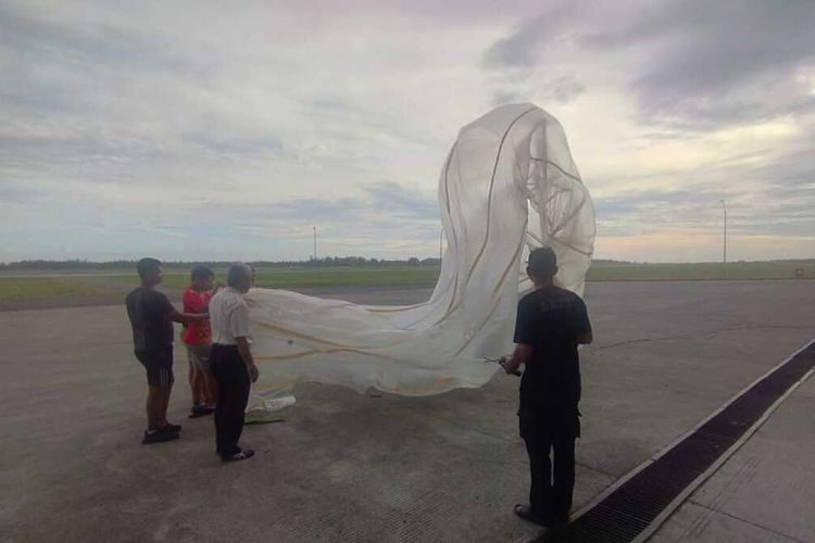 Penemuan balon udara di kawasan landasan pesawat di Bandar Udara Yogyakarta International Airport di Kabupaten Kulon Progo, Daerah Istimewa Yogyakarta.