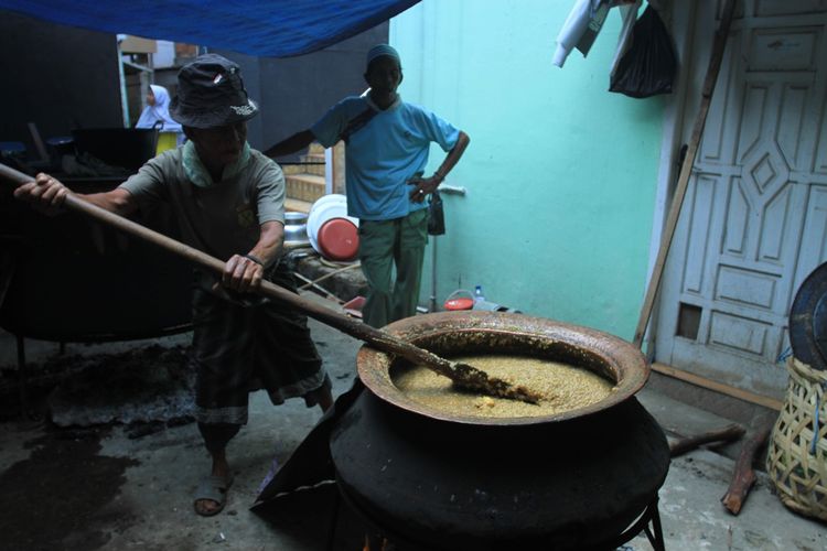 Ratusan warga rebutan untuk mengambil bubur asyura yang berada di kediaman ustadz Ahmad Taufik Hasnuri di Jalan Ki Kemas H Abdullah Azhary Kelurahan 12 Ulu Kecamatan Seberang Ulu 1 Palembang, Selasa (10/9/2019).