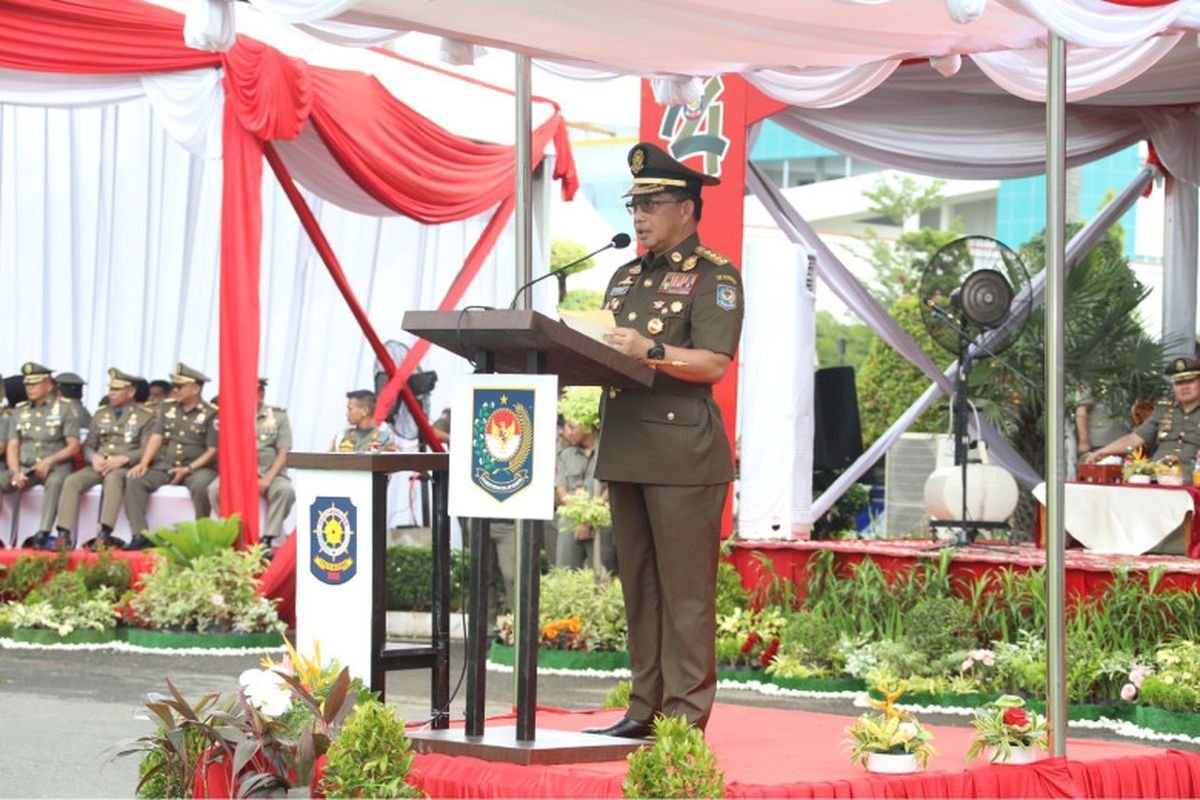 Mendagri Tito Karnavian saat memimpin Upacara Peringatan HUT ke-74 Satpol PP dan ke-62 Satlinmas di Lapangan Rumah Jabatan Gubernur Sumbar, Padang (3/3/2024). 