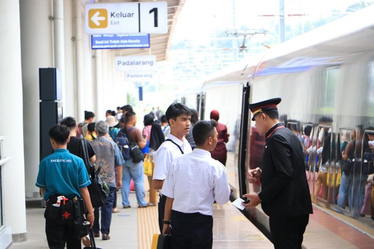Potrait penumpang kereta cepat Whoosh di stasiun.