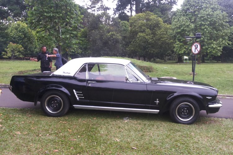 Ford Mustang lansiran 1967 milik salah seorang anggota Perhimpunan Penggemar Mobil Kuno Indonesia (PPMKI) yang hadir di Bogor, Minggu (21/1/2018). 