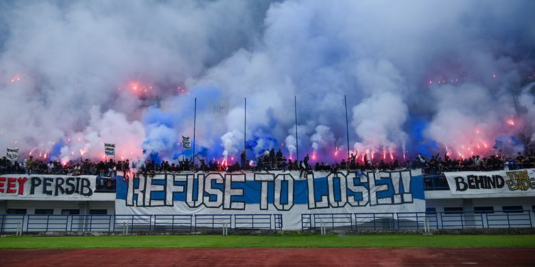 Bobotoh memberikan suntikan motivasi dan semangat kepada penggawa Persib Bandung jelang pertarungan tandang melawan Persija Jakarta pada duel el classico Indonesia, Minggu (10/5/2026) mendatang, tulisan ?Refuse to Lose? atau menolak untuk kalah dibentangkan.