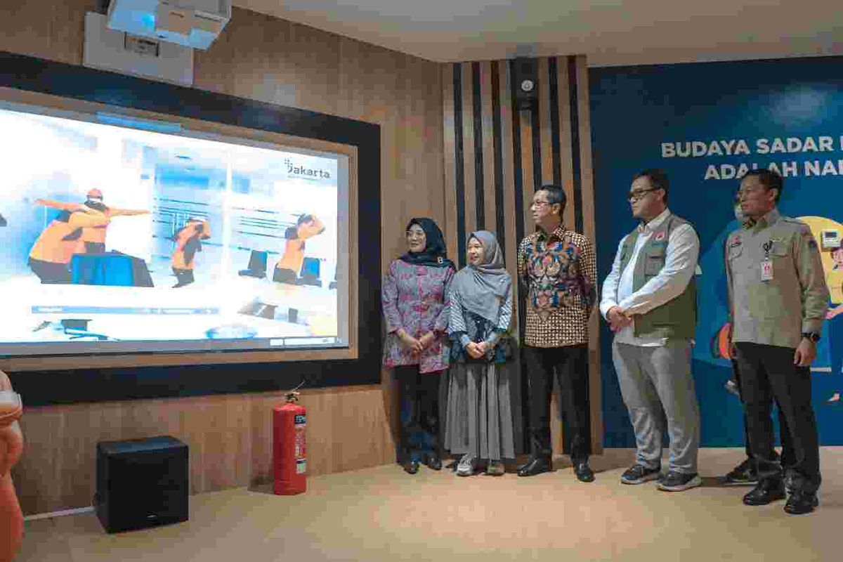 Penjabat (Pj) Gubernur DKI Jakarta Heru Budi Hartono saat secara simbolis meresmikan Ruang Komunikasi, Informasi, dan Edukasi (KIE) Kebencanaan DKI Jakarta, Kamis (29/12/2022).