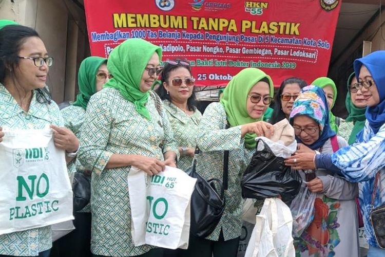 Pembagian tas belanja ramah lingkungan secara gratis di Pasar Gede Solo, Jawa Tengah, Jumat (25/10/2019).