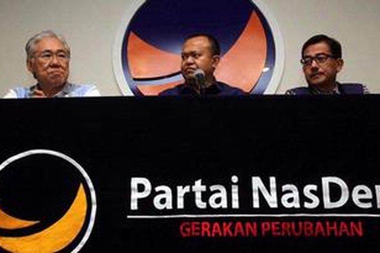 Wakil Bendahara Umum Partai Golkar Enggartiasto Lukita (kiri) didampingi Ketua Umum Partai Nasdem Patrice Rio Capella (tengah), dan Ketua Badan Pemenangan Pemilu Ferry Mursyidan Baldan (kanan) saat menyampaikan kepindahannya dari Partai Golkar ke Partai Nasdem. Enggar juga menyatakan mundur sebagai anggota Dewan Perwakilan Rakyat dari Partai Golkar.