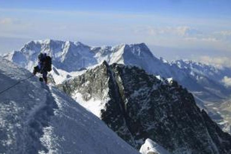 Pendaki beristirahat di jalur pendakian menuju puncak Gunung Everest, di Khumbu, Nepal, 18 Mei 2013.