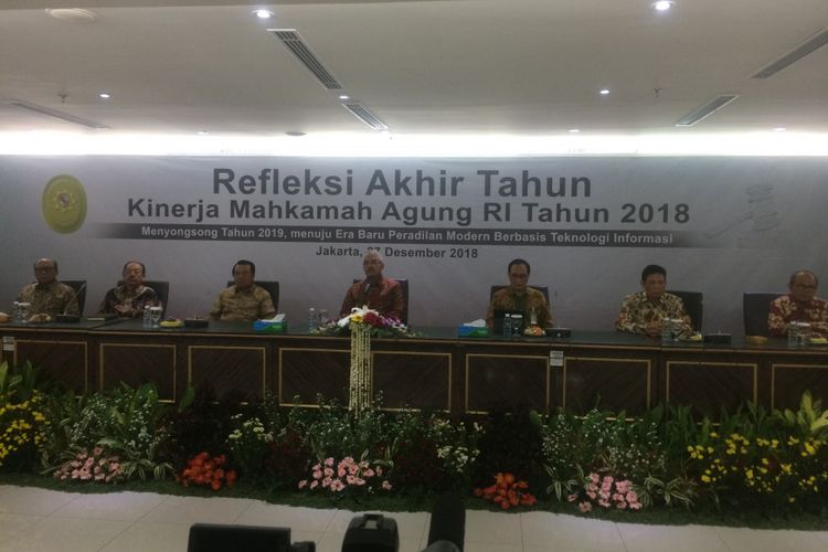 Ketua Mahkamah Agung Muhammad Hatta Ali saat acara Refleksi Akhir Tahun Kinerja Mahkamah Agung RI Tahun 2018, Menyongsong Tahun 2019 menuju Era Baru Peradilan Modern Berbasis Teknologi Informasi di Kantor Mahkamah Agung, Jakarta Pusat, Kamis (27/12/2018).