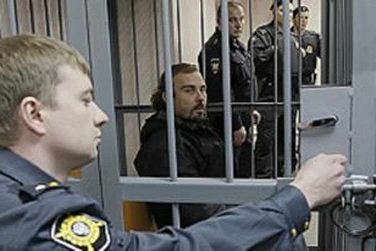 Para aktivis Greenpeace berada di tahanan di kota pelabuhan Murmansk setelah ditangkap.