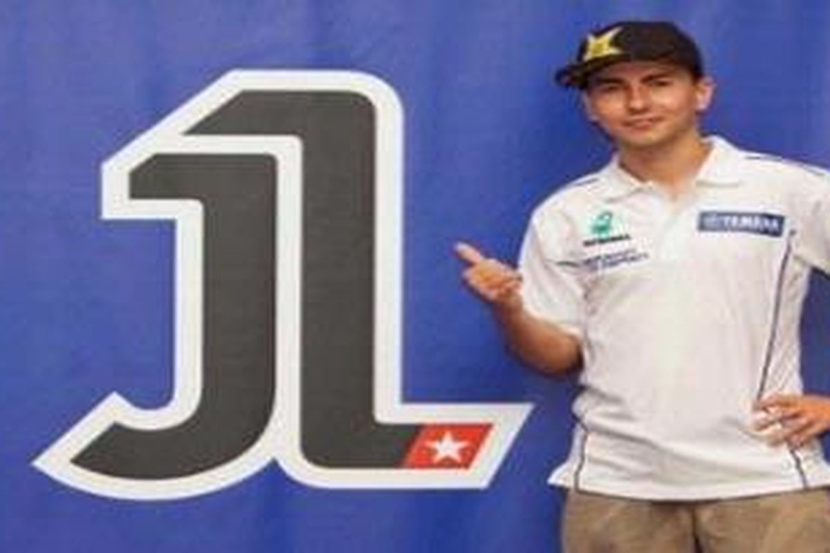 Jorge Lorenzo dan nomor 1 hasil bentukan huruf JL, yang merupakan inisial namanya.