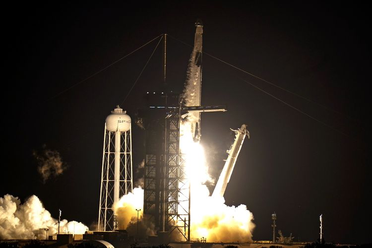 Roket SpaceX Falcon 9 dengan kapsul Crew Dragon yang berisi 4 kru lepas landas di Kennedy Space Center, Florida, Amerika Serikat, pada Minggu (15/11/2020).