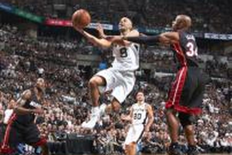 Pemain San Antonio Spurs, Tony Parker, berusaha memasukkan bola di depan pemain Miami Heat, Ray Allen, pada laga kelima final NBA di AT&T Center, Minggu (15/6/2014).