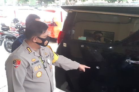 Polisi Geledah Rumah Pelaku Penembakan Mobil Alphard, Amankan Satu Senpi Laras Panjang