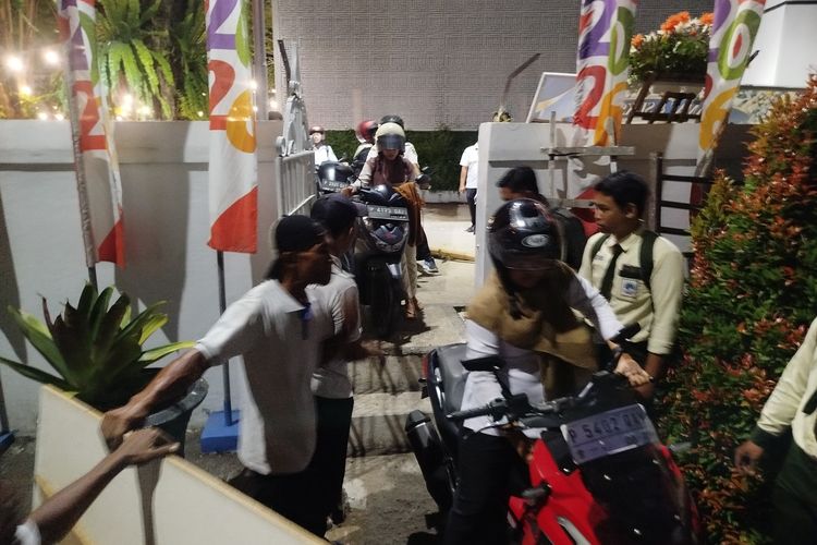 Akses Kantor Pemkab Banyuwangi Diblokade Sopir Truk, Pegawai Angkat Motor untuk Pulang