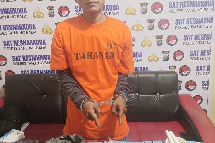Polisi menangkap pria inisial AR di Kota Tanjung Balai karena memproduksi pil ekstasi berbahan obat sakit kepala dan sabu