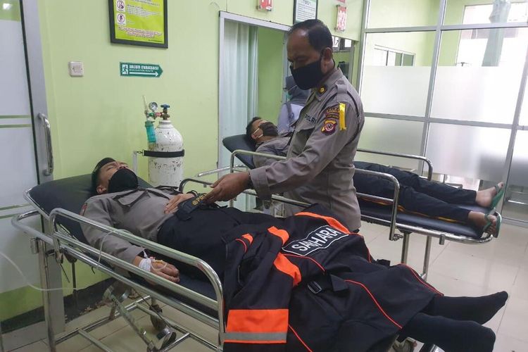 Beberapa anggota Polres Tasikmalaya Kabupaten menjadi korban diduga akibat keracunan massal sampai dilarikan untuk mendapatkan perawatan ke IGD RSUD SMC Kabupaten Tasikmalaya, Kamis (16/4/2020) siang.