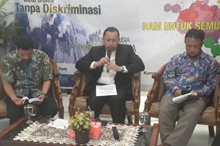 Ketua Komnas HAM Ahmad Taufan Damanik (tengah) dalam konferensi pers menyikapi kerusuhan di Wamena, Papua, di Kantor Komnas HAM, Jakarta, Senin (30/9/2019).