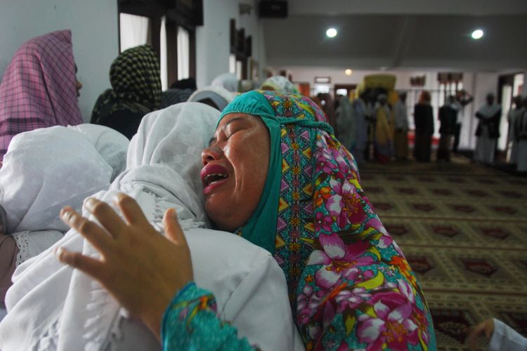 Seorang jemaah tarekat Naqsyabandiyah Al-Kholidiyah menangis saat halal bi halal usai Shalat Ied, di Rumah Ibadah Suluk Darussalam, Kampung Pasir Jawa, Loji, Kecamatan Cigombong, Kabupaten Bogor, Rabu (13/6/2018). Hari ini jemaah tarekat Naqsyabandiyah Al-Kholidiyah melaksanakan ibadah Shalat Ied setelah genap berpuasa selama 30 hari berdasarkan metode Hisab Qomariyah yang diyakininya.