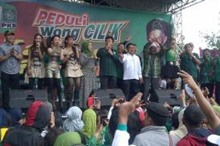 Muhaimin Iskandar, Ketua Umum DPP PKB saat kampanye nyanyi bersama di atas panggung, di Kota Malang, Jumat (21/3/2014).