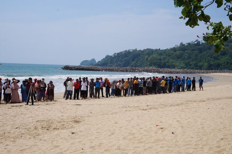 Warga saat melakukan simulasi bencana di Pantai Mustika di Dusun Pancer Kecamatan Pesanggaran, Sabtu (5/1/2019). Kawasan ini dulu merupakan kawasan pemukiman warga Dusun Pancer yang kemudian direlokasi setelah tsunami 1994. 