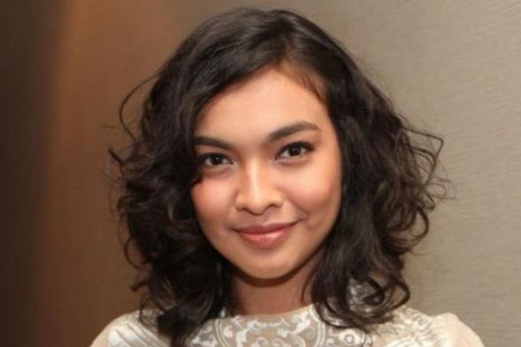 Aktris film dan sinetron, Ratu Tika Bravani ditemui pada acara gala premier film Hijab, karya terbaru dari sutradara Hanung Bramantyo, di XXI Epicentrum, Jakarta Selatan, Selasa (13/1/2015). Tika memerankan salah satu tokoh dari empat orang sahabat yang memutuskan untuk berbisnis pakaian hijab di film tersebut.