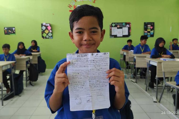 Alvindra menunjukan surat untuk Prabowo Subianto - Gibran Rakabuming Raka kepada Kompas.com di ruang kelas Sekolah Rakyat di Lingkungan SMPN 16 Kota Cirebon pada Jumat (24/10/2025) siang.