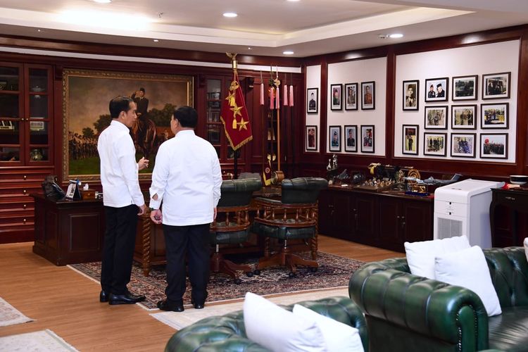 Menteri Pertahanan Prabowo Subianto berbincang dengan Presiden Joko Widodo  ruang kerjanya di kantor Kementerian Pertahanan sesuai acara rapat pimpinan Kementerian Pertahanan, Rabu (18/1/2023).