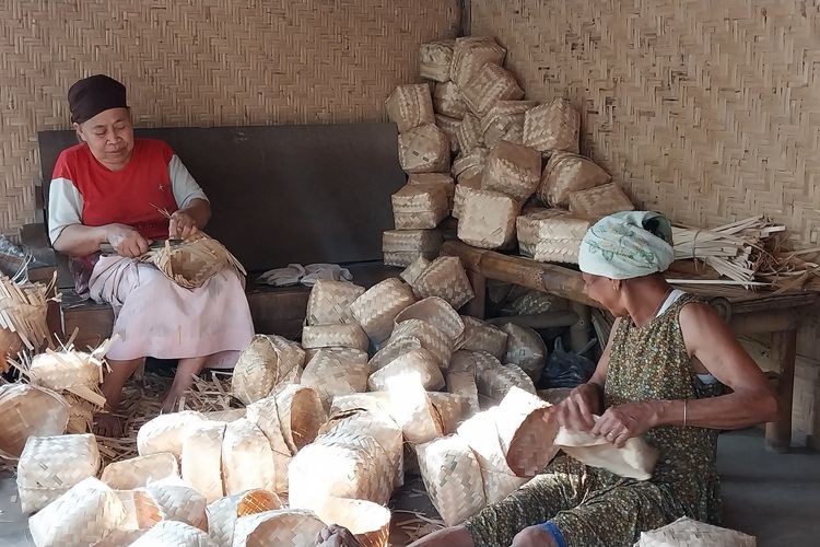 Pesanan Besek Bambu di Banyuwangi Melonjak Imbas Kenaikan Harga Plastik, Pembeli Rela Inden