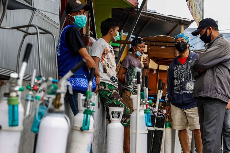 Warga mengantre untuk mengisi ulang tabung gas oksigen di Medical Oxygen di Jalan Minangkabau Timur, Jakarta Selatan, Kamis (1/7/2021). Pedagang mengaku permintaan isi ulang tabung gas oksigen mengalami peningkatan setelah terjadi lonjakan kasus positif Covid-19.