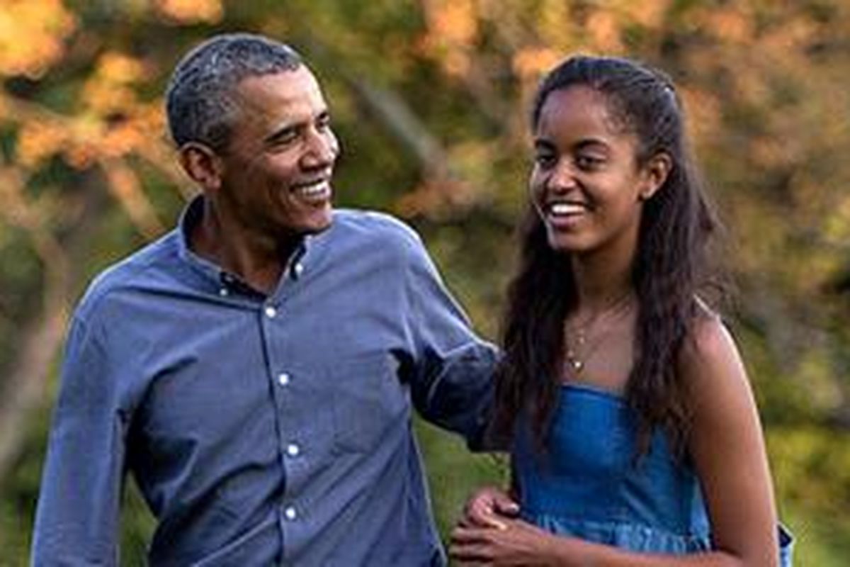 Presiden Amerika Serikat Barack Obama bersama putri tertuanya, Malia (17).