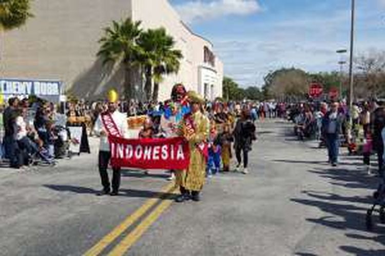 Dragon Parade Lunar New Year Festival yang dibawakan oleh Diaspora Indonesia di Kota Orlando, Florida, Amerika Serikat, Minggu (14/2/2016). 