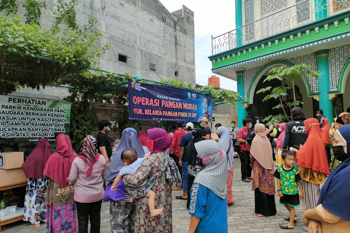 warga Kelapa Gading di wilayah Kelurahan Kelapa Gading Timur, Kecamatan Kelapa Gading, Jakarta Utara dapat membeli sembako setengah harga di Operasi Pangan Murah di Masjid Ar Rahman, Jalan Perintis Kemerdekaan, Kelapa Gading, Jakarta Utara, Rabu (27/10/2021).