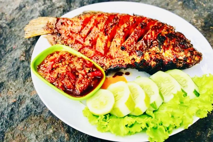 Ikan segar hasil tangkapan nelayan setempat dibakar dengan bumbu rica-rica khas Minahasa yang pedas dan wangi