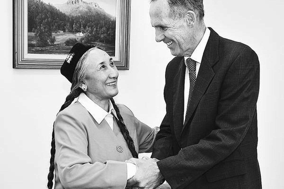 Ketua Kongres Uighur Dunia Rabiya Kadeer bercakap dengan senator Bob Brown, pemimpin Kelompok Hijau Australia, di gedung parlemen Australia di Canberra, Rabu (23/3).