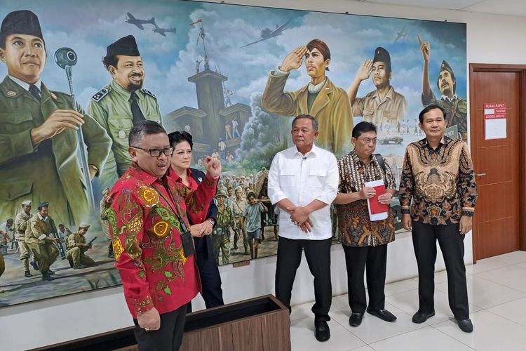 Sekjen PDI-P Hasto Kristiyanto saat sedang memamerkan lukisan Peristiwa 10 November di Kantor DPP PDI-P, Jakarta Pusat, Minggu (9/10/2022). 