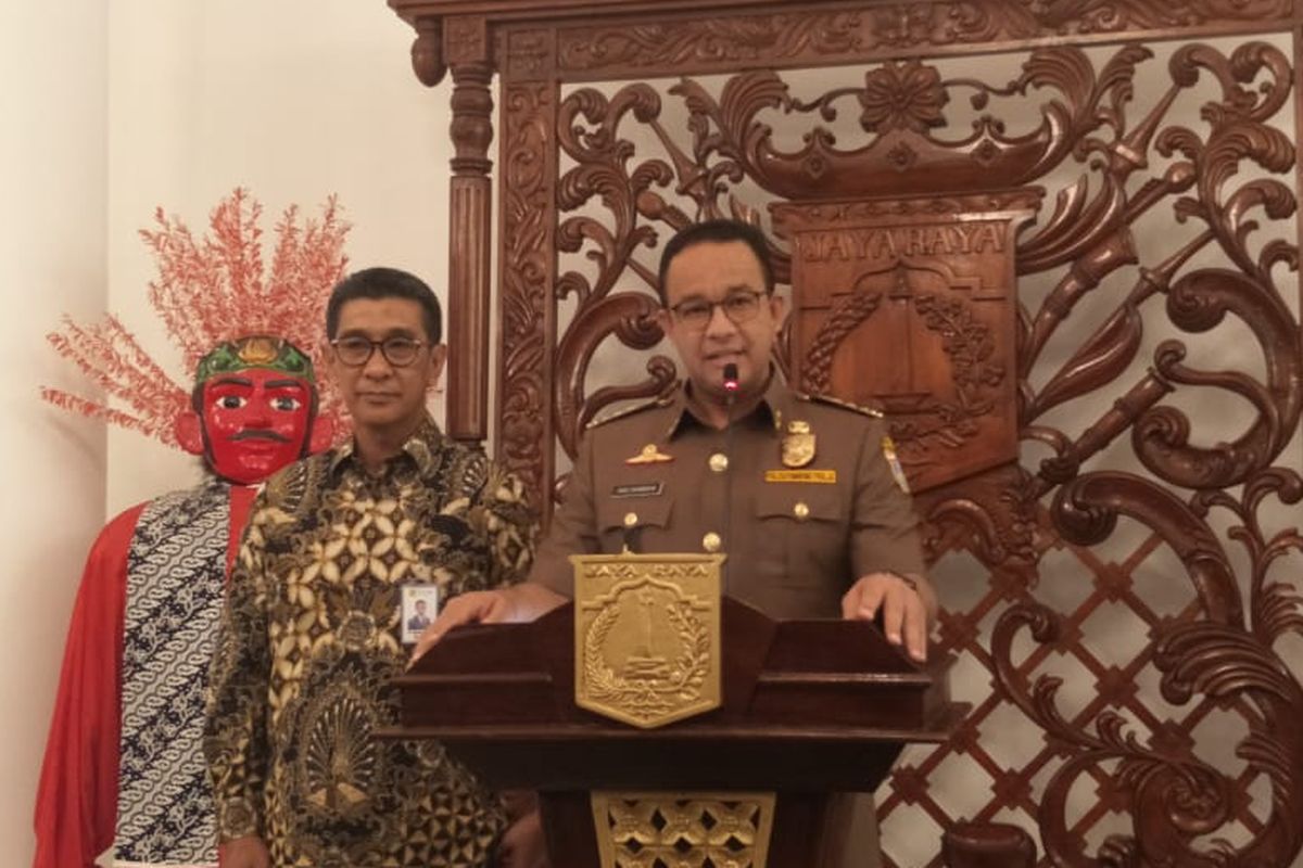 General Manager PLN Distribusi Jakarta Raya Ikhsan Asaad dan Gubernur DKI Jakarta Anies Baswedan di Balai Kota DKI Jakarta, Jalan Medan Merdeka Selatan, Rabu (7/8/2019).