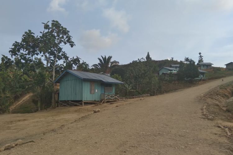 Jalan raya menuju ke Kampung Favenembu, Distrik Yaffi, Kabupaten Keerom, Papua. Jalan ini merupakan akses yang menghubungkan masyarakat Favenembu ke daerah perkotaan.