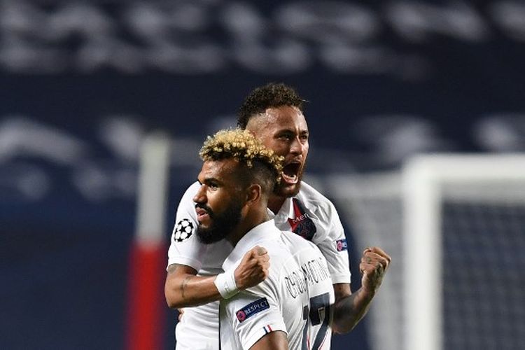 Pemain PSG Eric Maxim Choupo-Moting (depan) merayakan gol dengan rekan setimnya, Neymar dalam pertandingan perempat final Liga Champions. Laga Atalanta vs PSG itu dihelat di Stadion Da Luz, Lisbon, Portugal, Kamis (13/8/2020) dini hari WIB. 