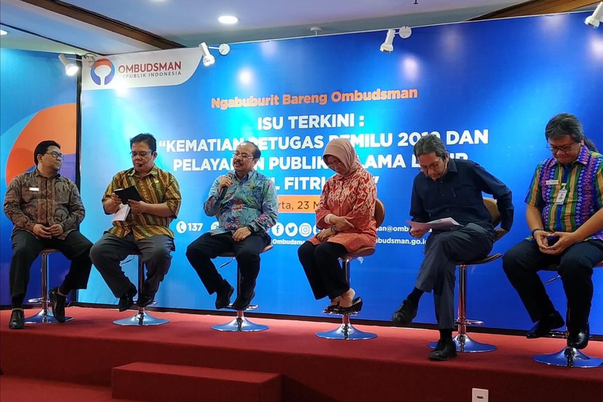 Anggota Ombudsman RI, Ahmad Alamsyah Saragih (kedua kanan) dalam sebuah acara di Gedung Ombudsman RI, Jakarta, Kamis (23/5/2019).