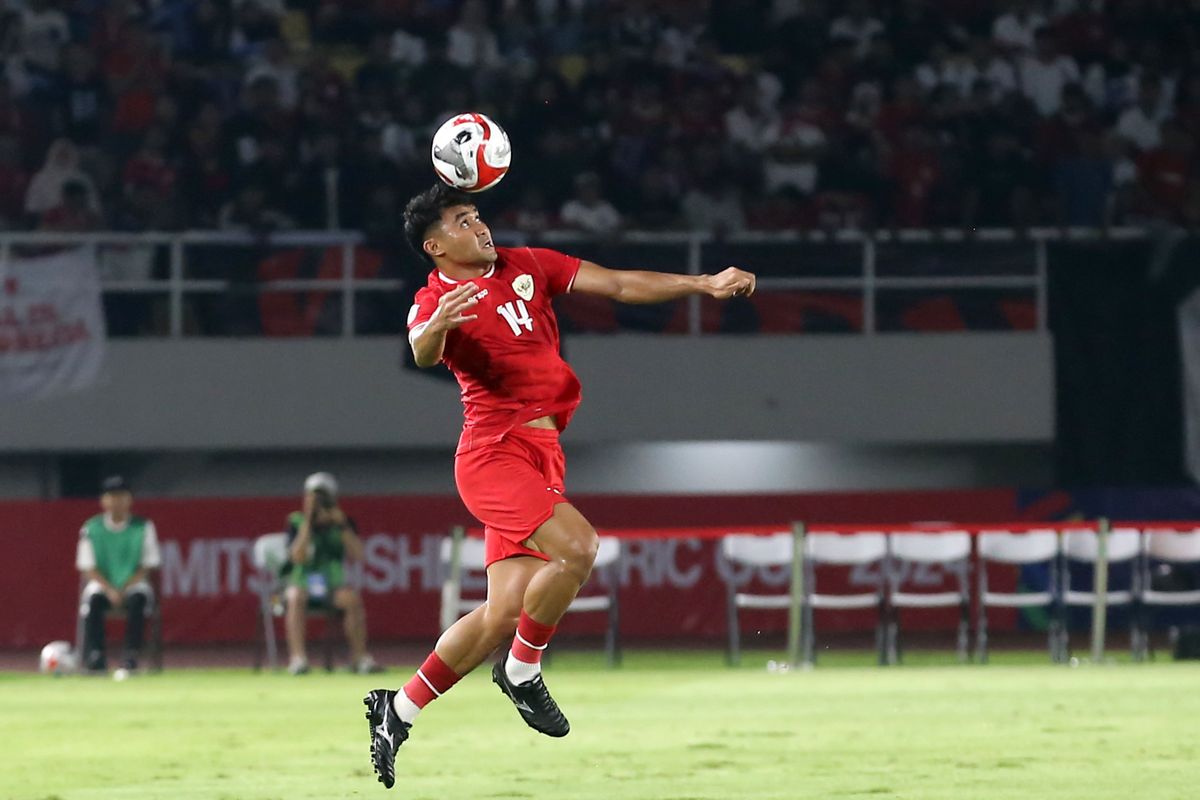 Pemain timnas Indonesia Anawi Mangkualam saat menyundul bola pada laga keempat babak penyisihan Grup B Piala AFF 2024 melawan Filipina yang berakhir dengan skor 0-1 di Stadion Manahan Solo, Sabtu (21/12/2024) malam.