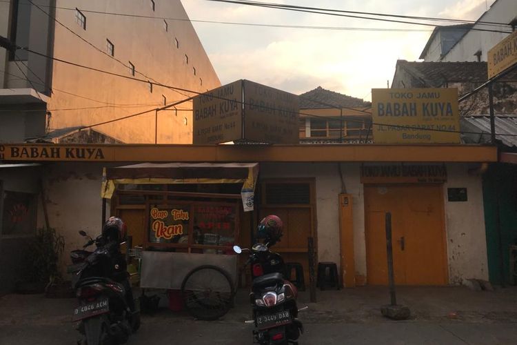 Babah Kuya menjadi salah satu yang bertahan di Pasar Baru. Toko ini sudah ada sejak tahun 1800-an.