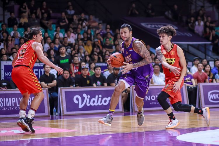 BTN CLS Knights Indonesia sukses meraih kemenangan dramatis 91-90 atas Saigon Heat pada laga babak reguler ABL 2018-2019, di GOR Kertajaya, Surabaya, Jawa Timur, Rabu (13/3/2019).