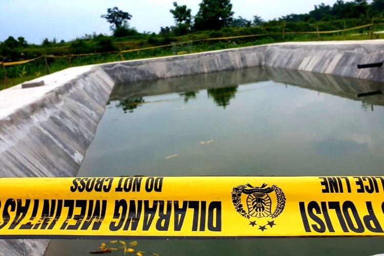 Kolam penampungan air resapan sampah, yang menjadi lokasi tewasnya seorang bocah 9 tahun. Kolam itu menjadi bagian dari TPA Karangdiyeng, Kecamatan Kutorejo, Kabupaten Mojokerto, Jawa Timur.