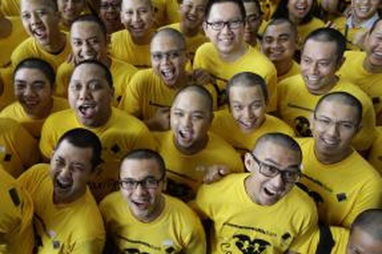 Sejumlah relawan yang telah selesai dicukur rambutnya dalam Shave for Hope di Gandaria City, Jakarta Selatan, berfoto bersama, Minggu (15/9). Hari itu ditargetkan sebanyak 2.500 relawan dicukur rambutnya dalam acara penggalangan dana untuk solidaritas bagi anak-anak penderita kanker. Setiap kepala yang dicukur akan dihargai Rp 100.000 dan disumbangkan kepada Yayasan Pita Kuning Anak Indonesia. 