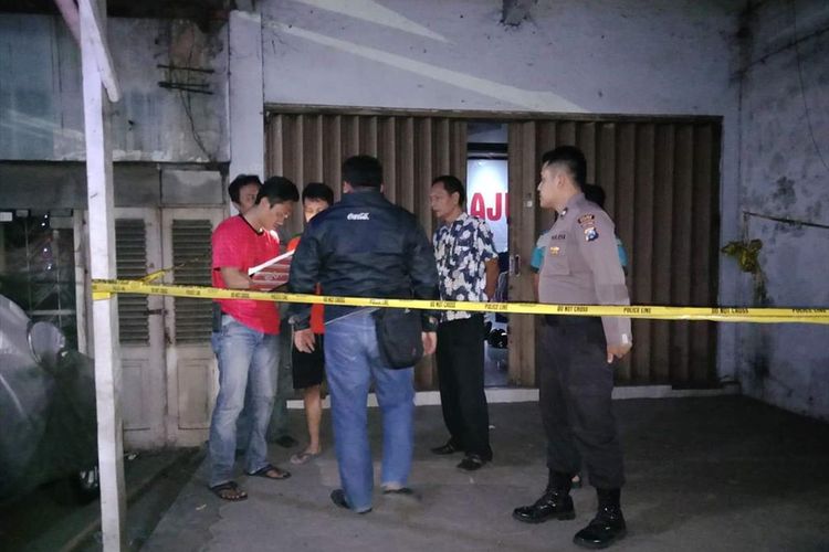 Nampak aparat Polres Madiun sementara melakukan olah tempat kejadian kasus penemuan mayat Darwin Nasution, driver ojek online yang ditemukan tewas bersimbah darah didalam kamarnya, Minggu (12/8/2019) malam.
