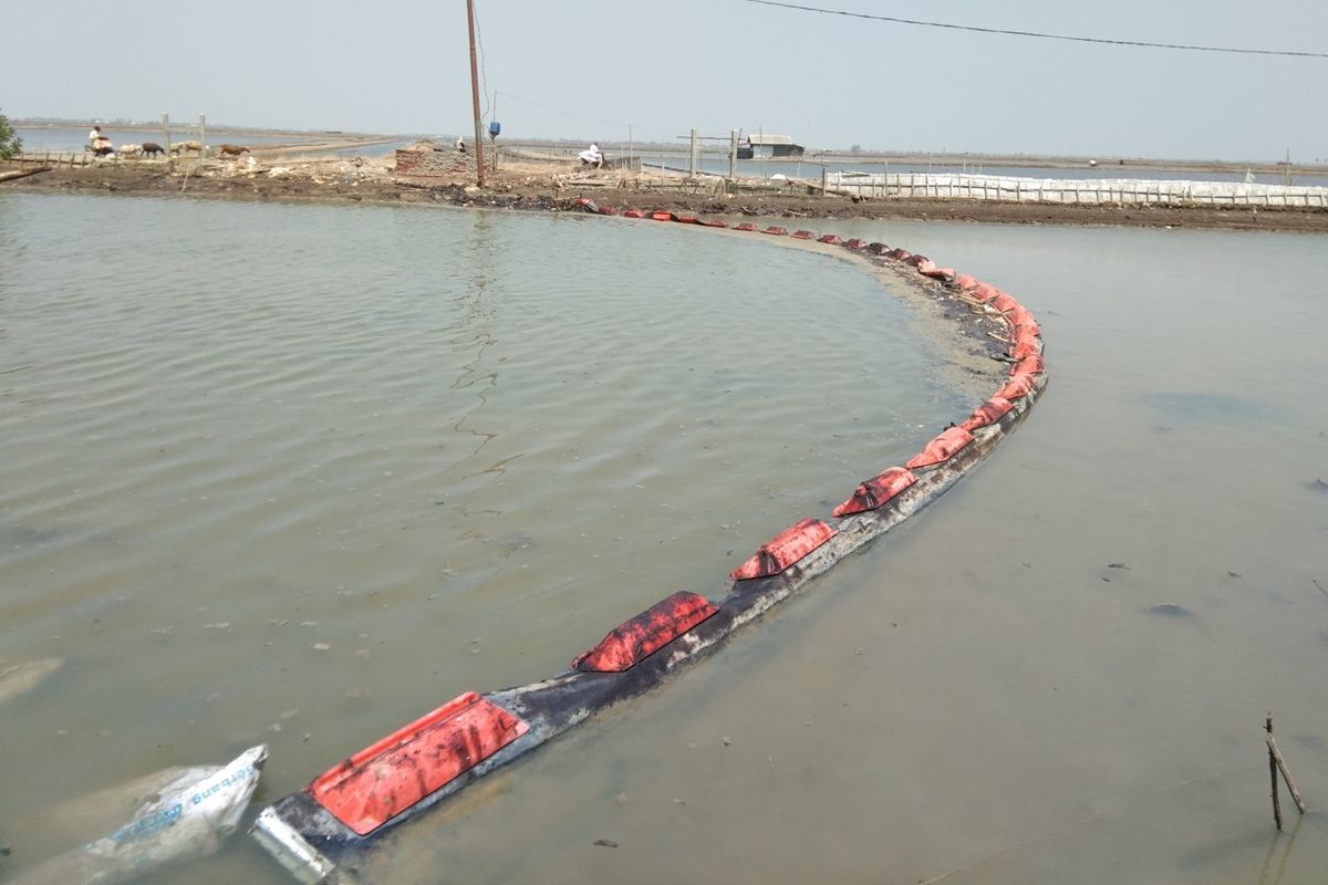 Wilayah terdampak tumpahan minyak di pesisir pantai Desa Cemarajaya, Kecamatan Cibuaya, Kabupaten Karawang.