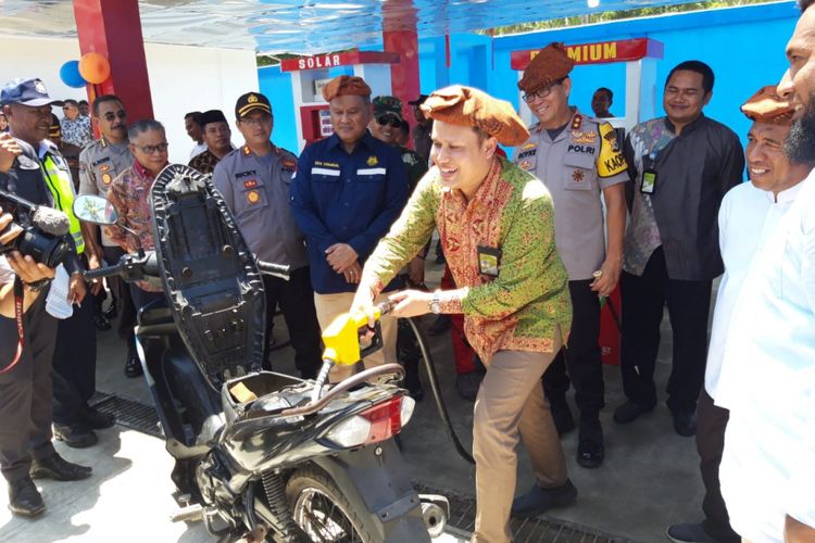 Sekretaris Jenderal Kementrian ESDM RI, Ego Syahrial bersama General Manager Pertamina MOR VIII, Iin Febrian dan Kapolda Maluku, Irjen Pol Royke Lumowa saat meresmikan lembaga penyalur BBM satu harga di Kecamatan Air Buaya, Kabupaten Buru Maluku, Jumat (22/2/2019) 